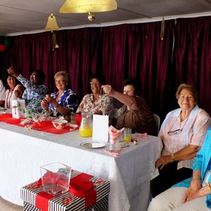 Vlnr is die eregaste tydens die DA se spesiale Kersete vir Gansbaai se bejaardes, rld Dudley Coetzee, rdl Riana de Coning, mnr Masizole Mnqasela, raadsvrou Nicolette Botha-Guthrie, rdl Moira Opperman, Marie Reid, Petro Oosthuizen en Anita Botha